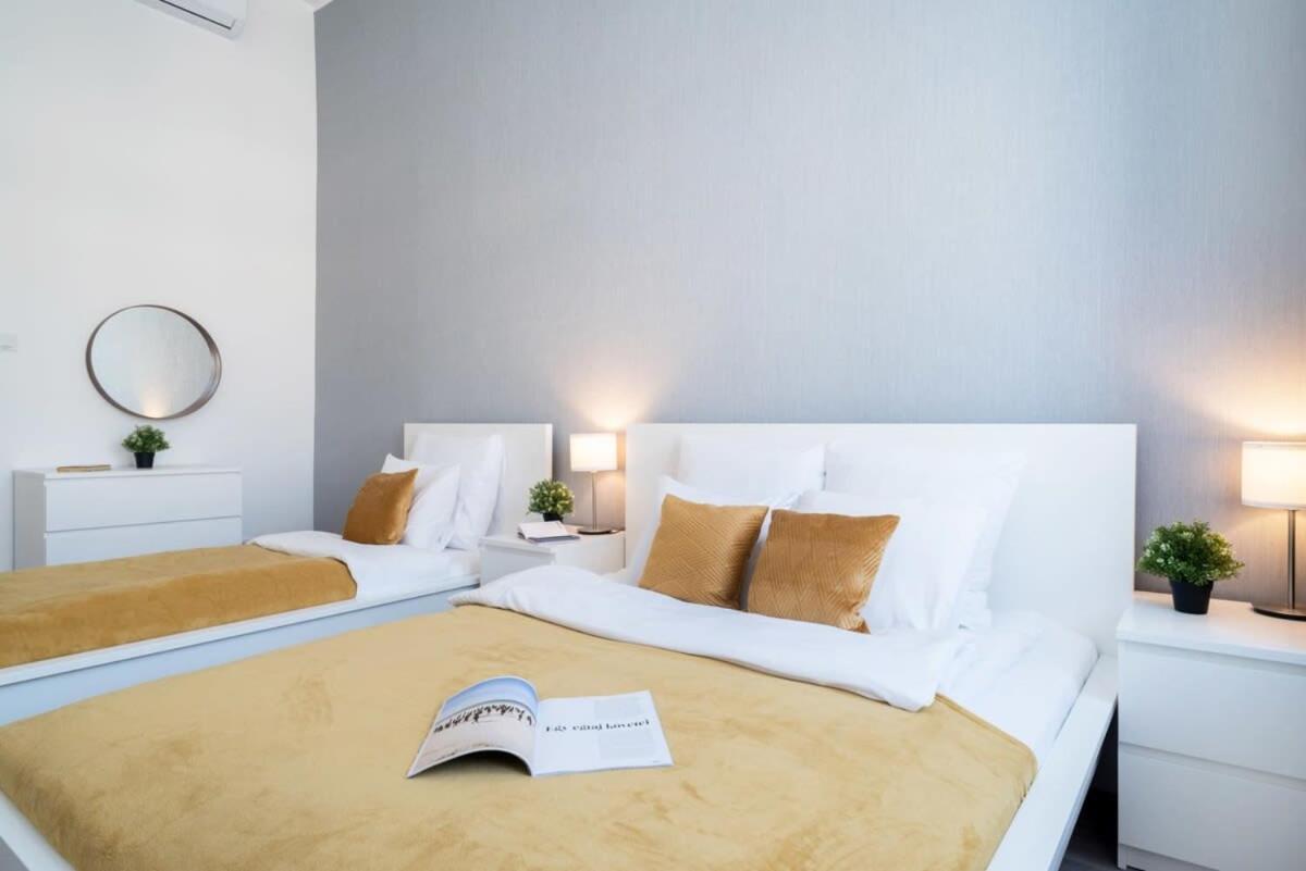 Large Apartment At Perfect Central Location Budapest Esterno foto
