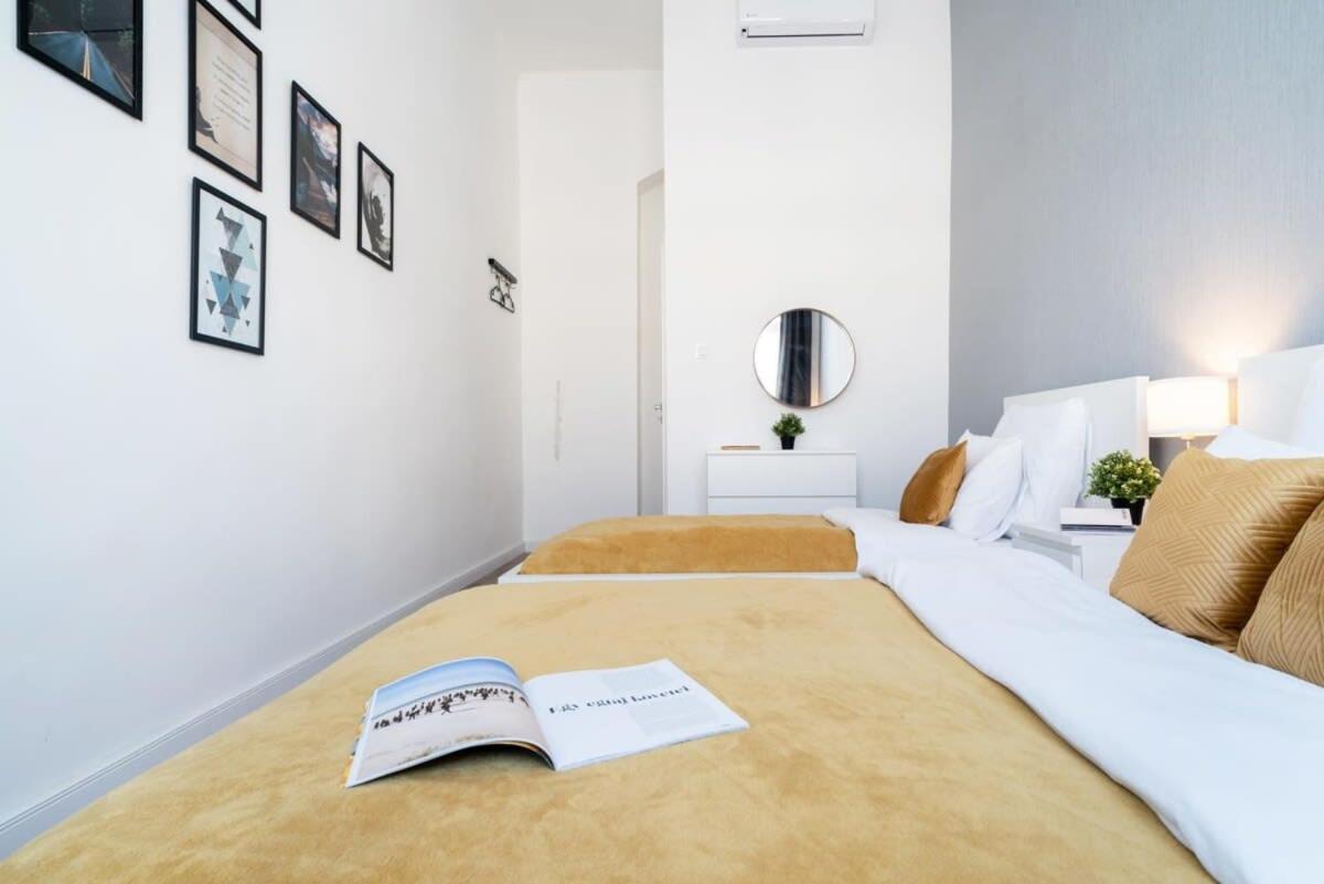 Large Apartment At Perfect Central Location Budapest Esterno foto