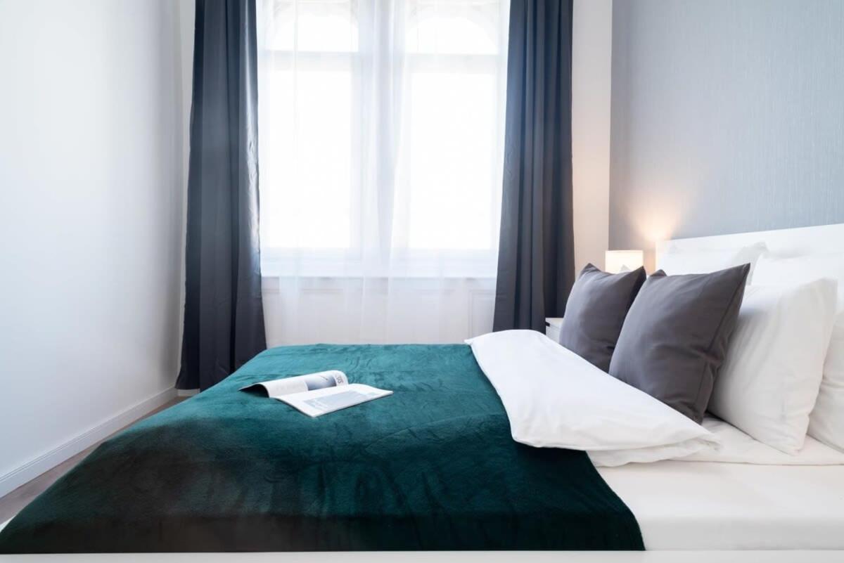 Large Apartment At Perfect Central Location Budapest Esterno foto
