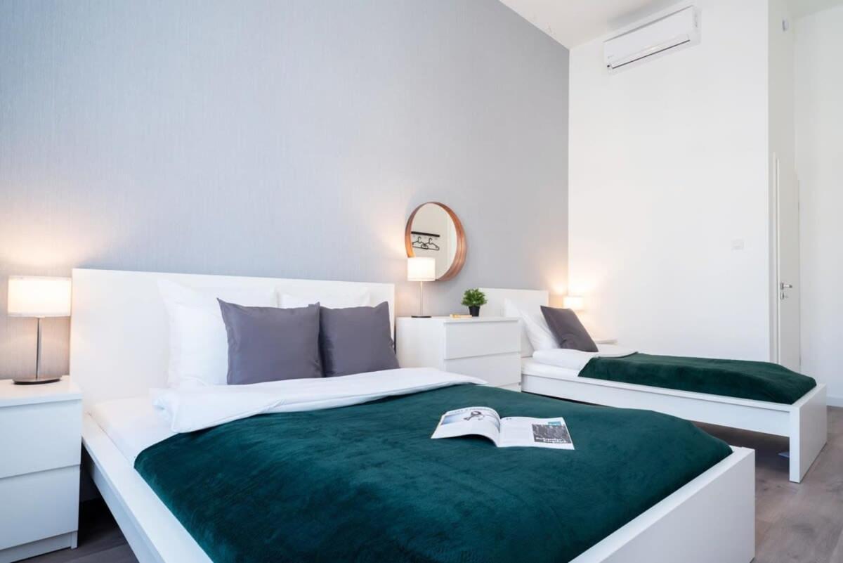 Large Apartment At Perfect Central Location Budapest Esterno foto