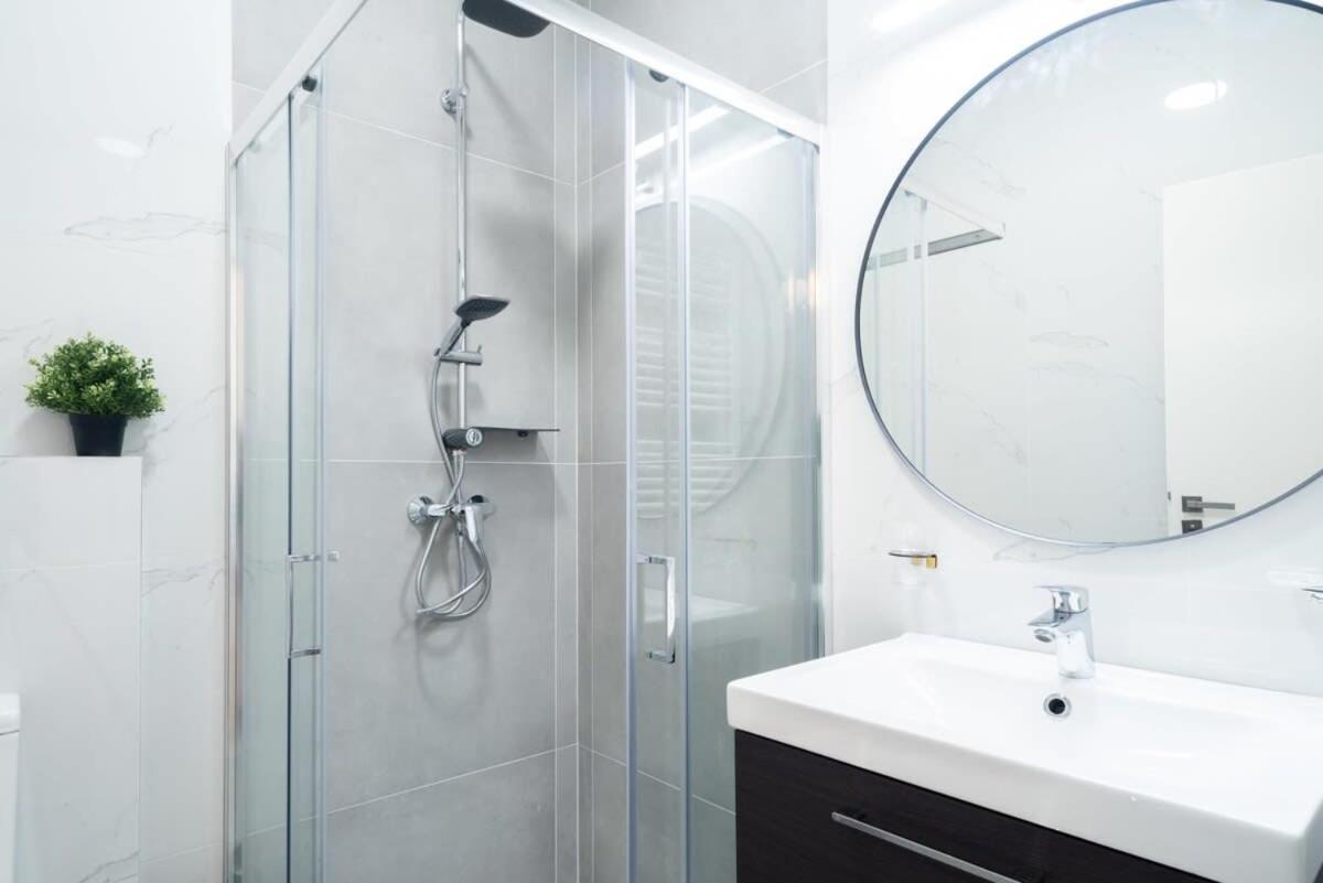 Large Apartment At Perfect Central Location Budapest Esterno foto