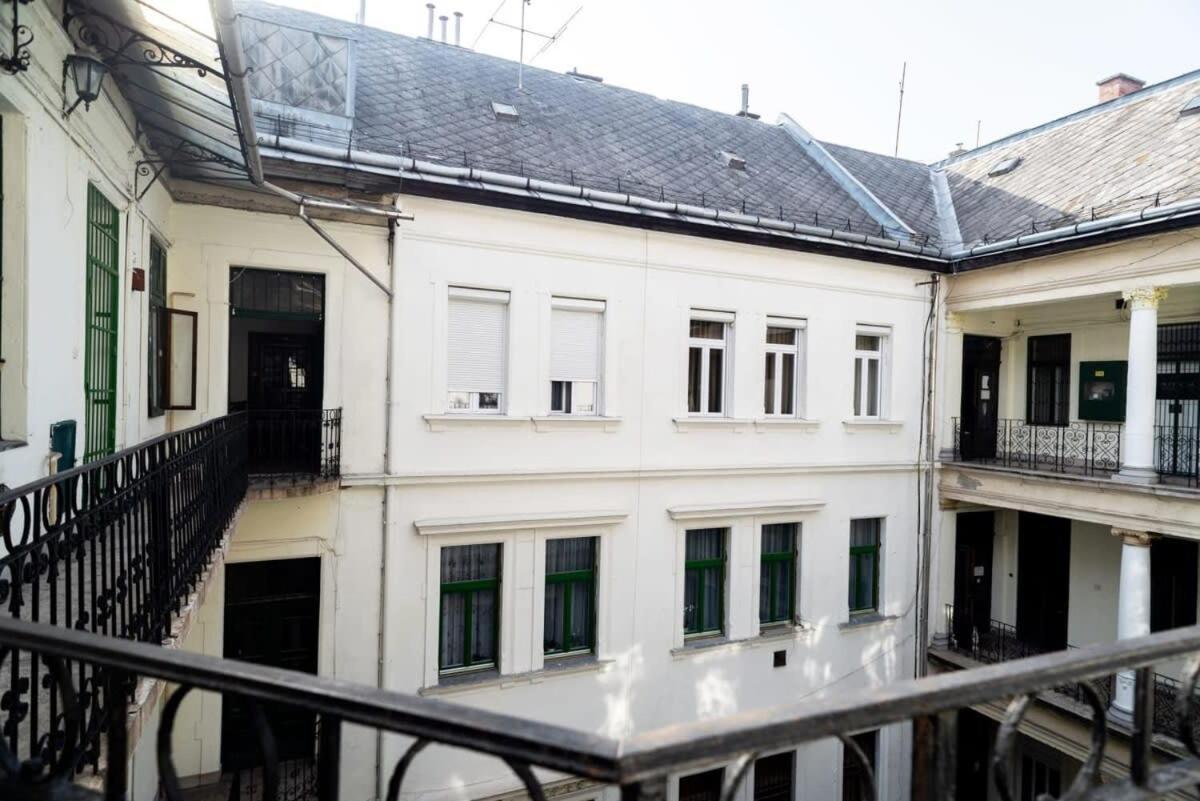 Large Apartment At Perfect Central Location Budapest Esterno foto