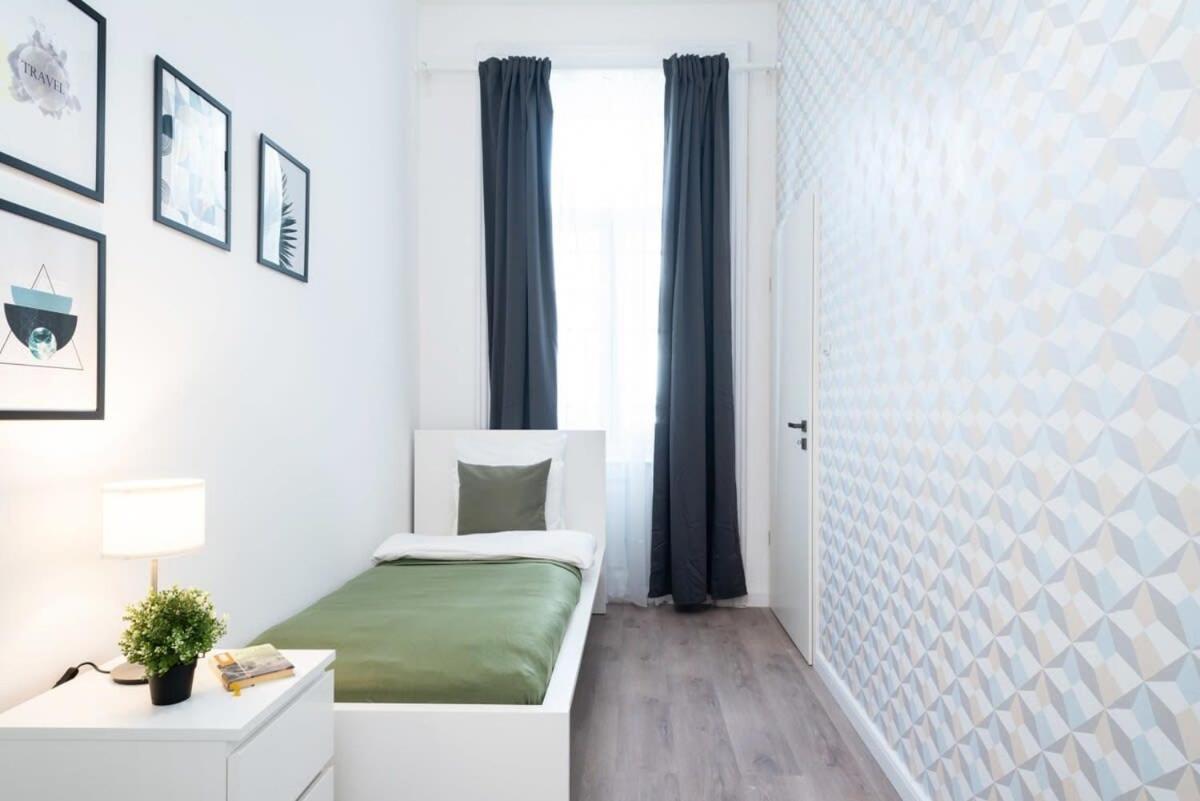 Large Apartment At Perfect Central Location Budapest Esterno foto