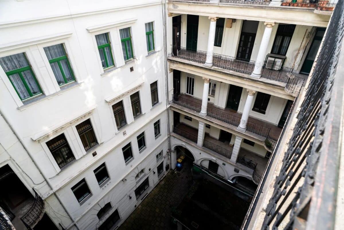 Large Apartment At Perfect Central Location Budapest Esterno foto